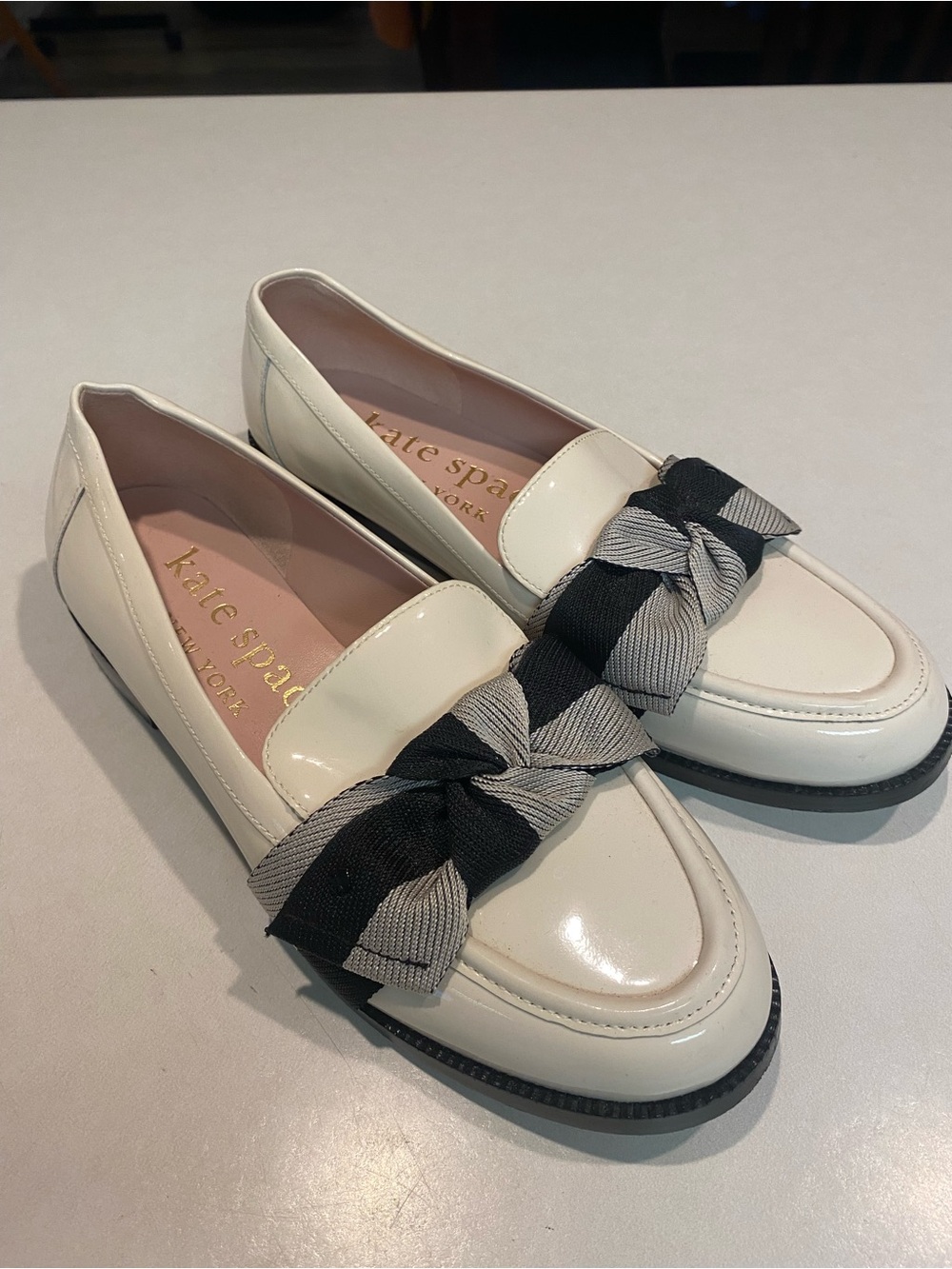 KATE SPADE LEANDRA PATENT LEATHER LOAFER CREAM BLACK BOW PLAID
HEEL SZ 7 - Picture 3 of 16